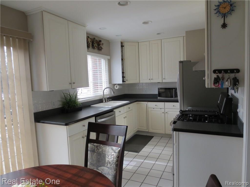 1139 Pine Ridge Court, Unit 150 Rochester Hills, MI 48306 - Photo 10 of 40