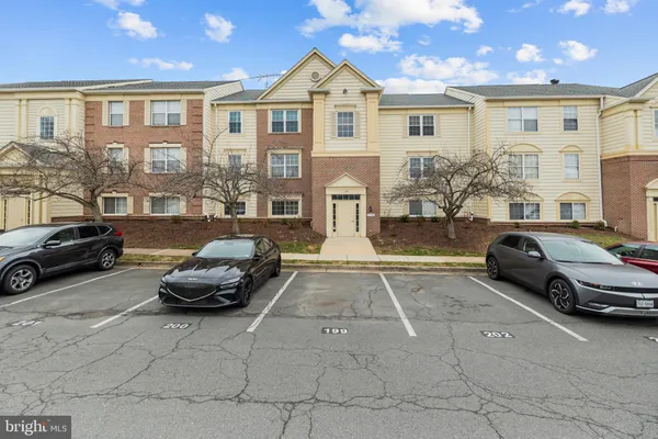 $2,300 | 1130 Huntmaster Terrace Northeast, Unit 201, Leesburg, VA 20176