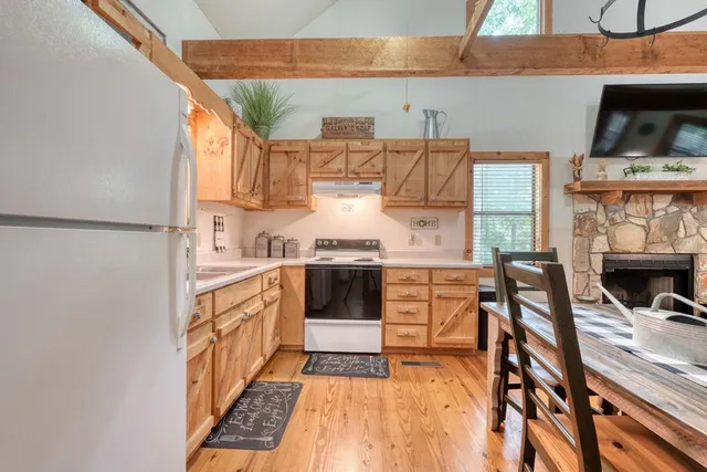 a view of a livingroom with furniture and a ceiling fan