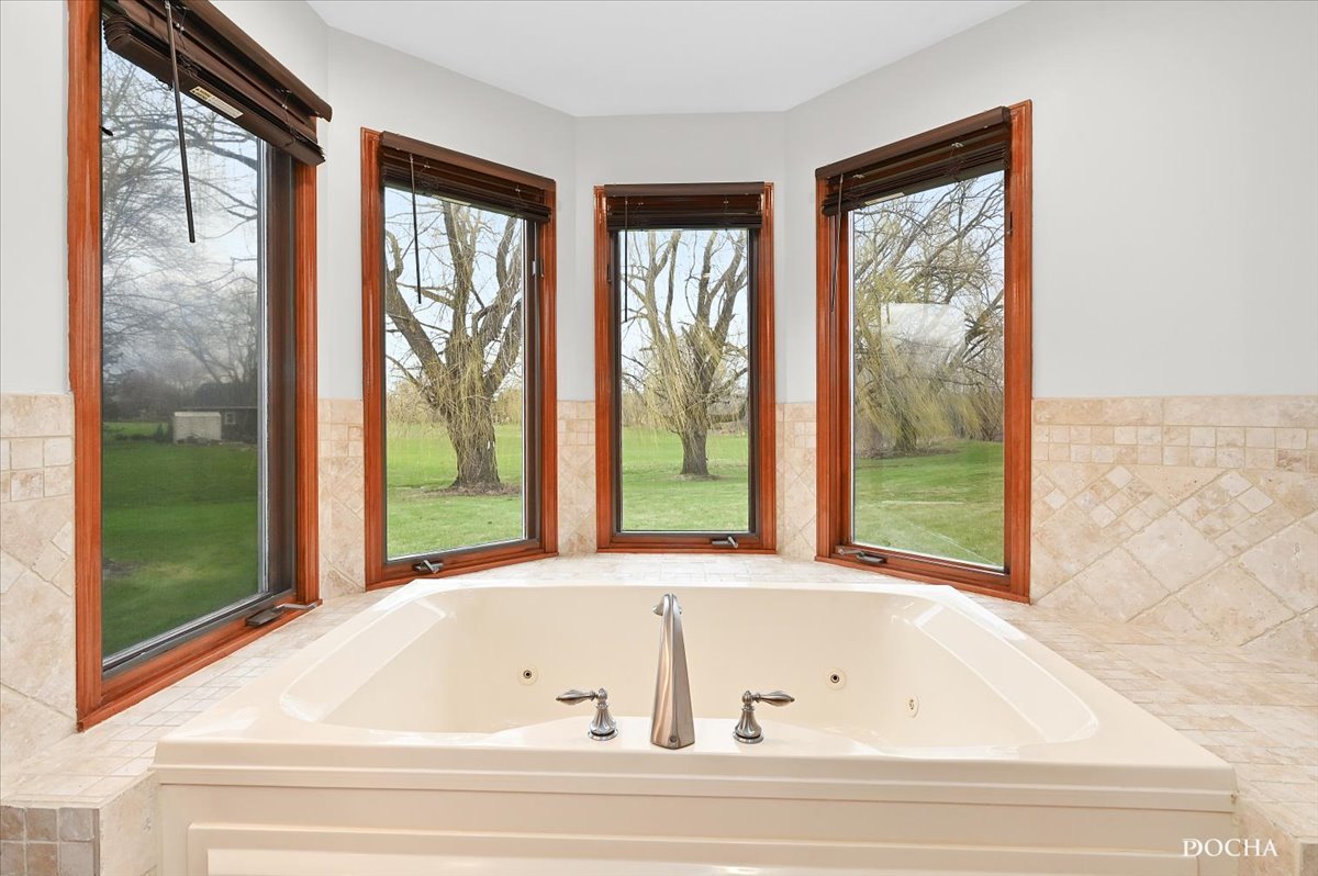 9638 Book Road Naperville, IL 60564 - Photo 25 of 44 a view of bath tub sitting in front of a window
