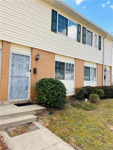 a view of a house with backyard and plants