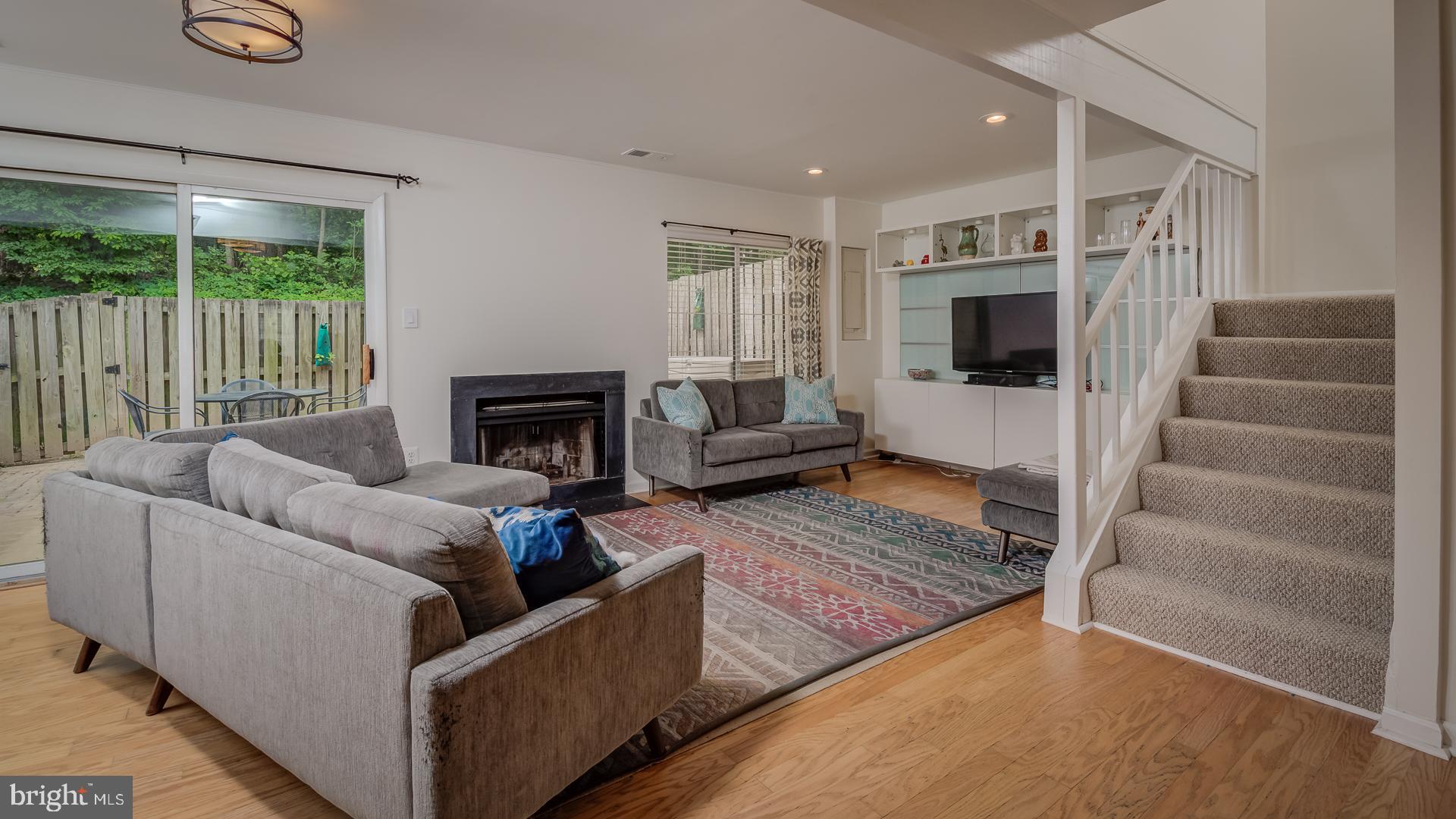2318 Glade Bank Way Reston, VA 20191 - Photo 3 of 32