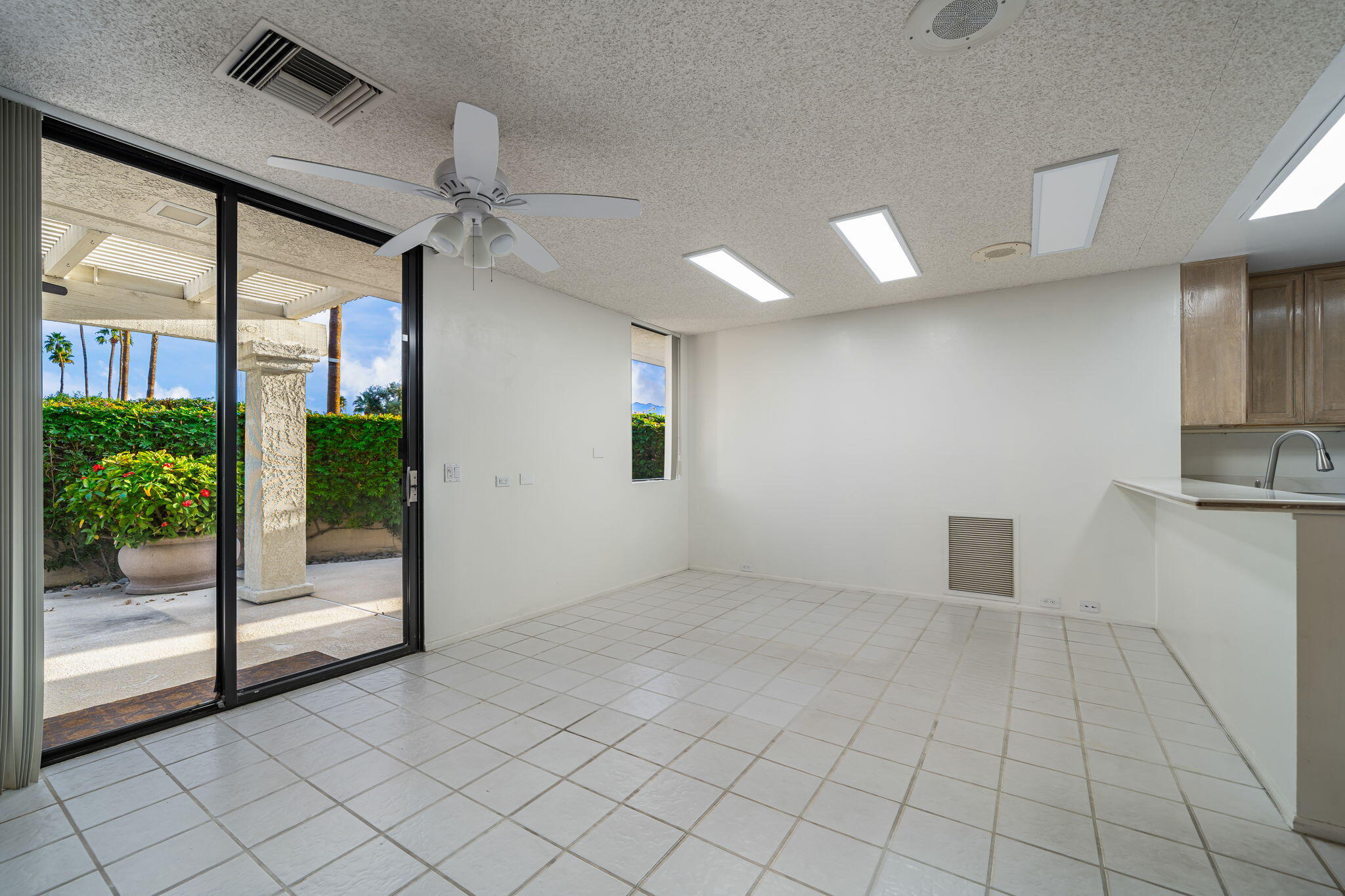 2 Clemson Street Rancho Mirage, CA 92270 - Photo 10 of 34 Breakfast Nook & Kitchen