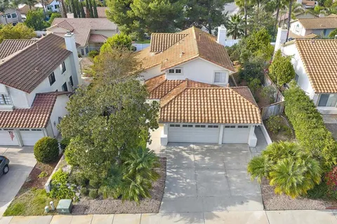 a view of a back yard