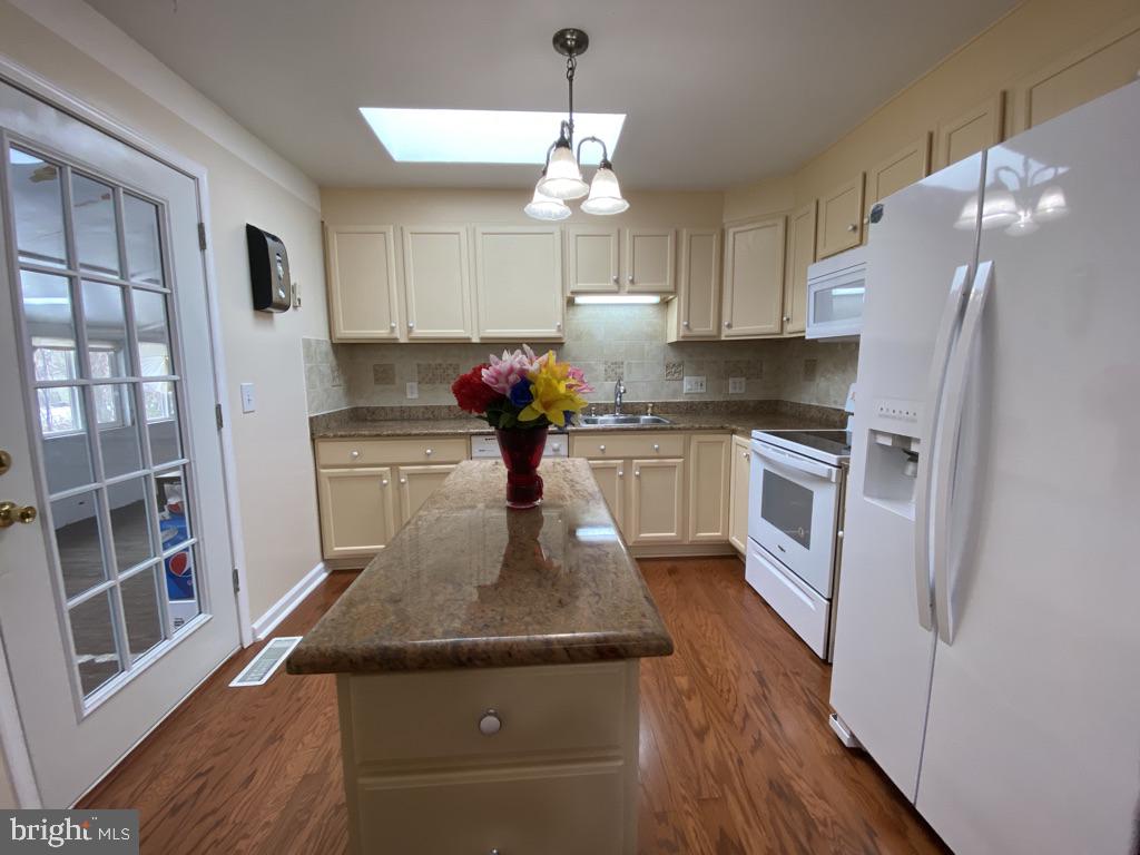 603 West Poplar Road Sterling, VA 20164 - Photo 6 of 22 603 W Poplar Road Updated Kitchen