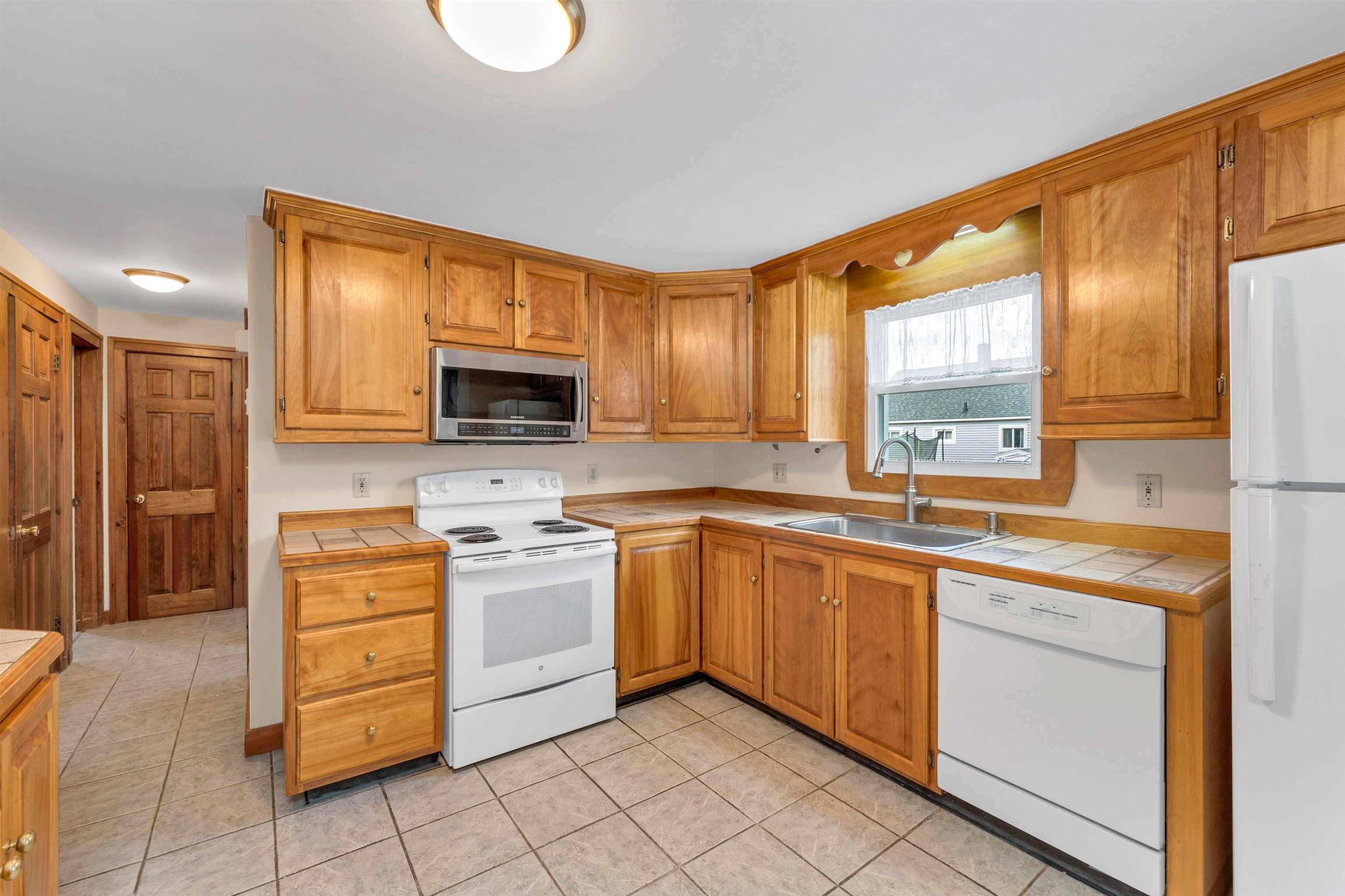 8 Oxbow Lane Dover, NH 03820 - Photo 5 of 40