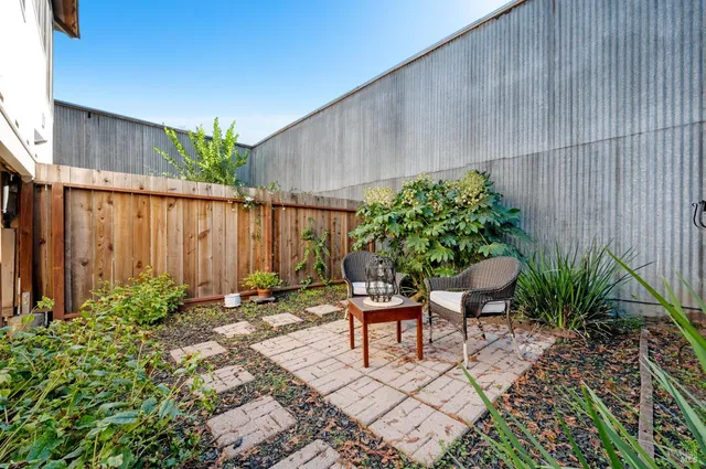 $975,000 | 1325 Calistoga Avenue, Napa, CA 94559