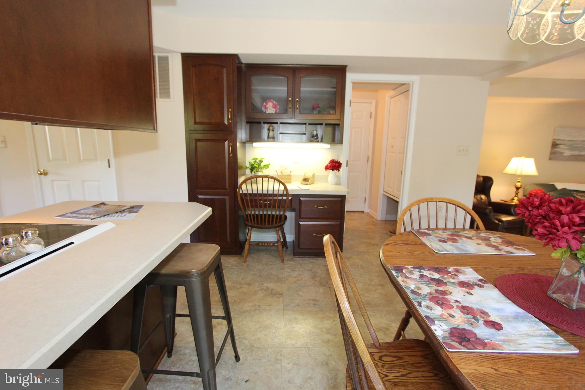 6670 Springhill Drive Frederick, MD 21702 - Photo 18 of 98 Casual dining area w/ breakfast bar & laptop desk