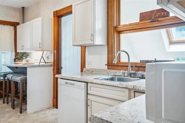 $500,000 | 73 Gilford Avenue, Laconia, NH 03246