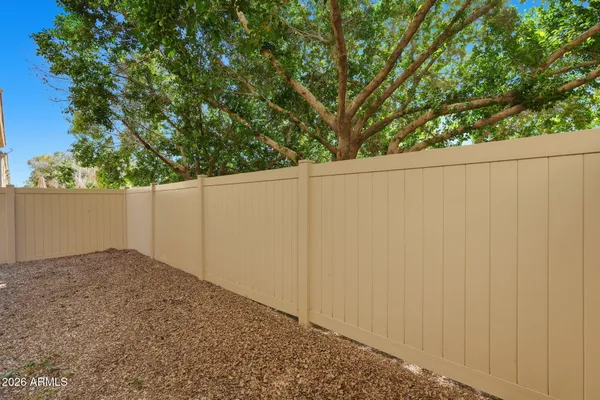 a view of a backyard