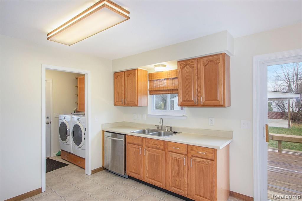 2455 Emmons Avenue Rochester Hills, MI 48307 - Photo 3 of 22