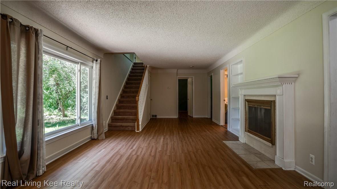 184 Whims Lane Rochester, MI 48306 - Photo 3 of 27 Large family room with gas fireplace