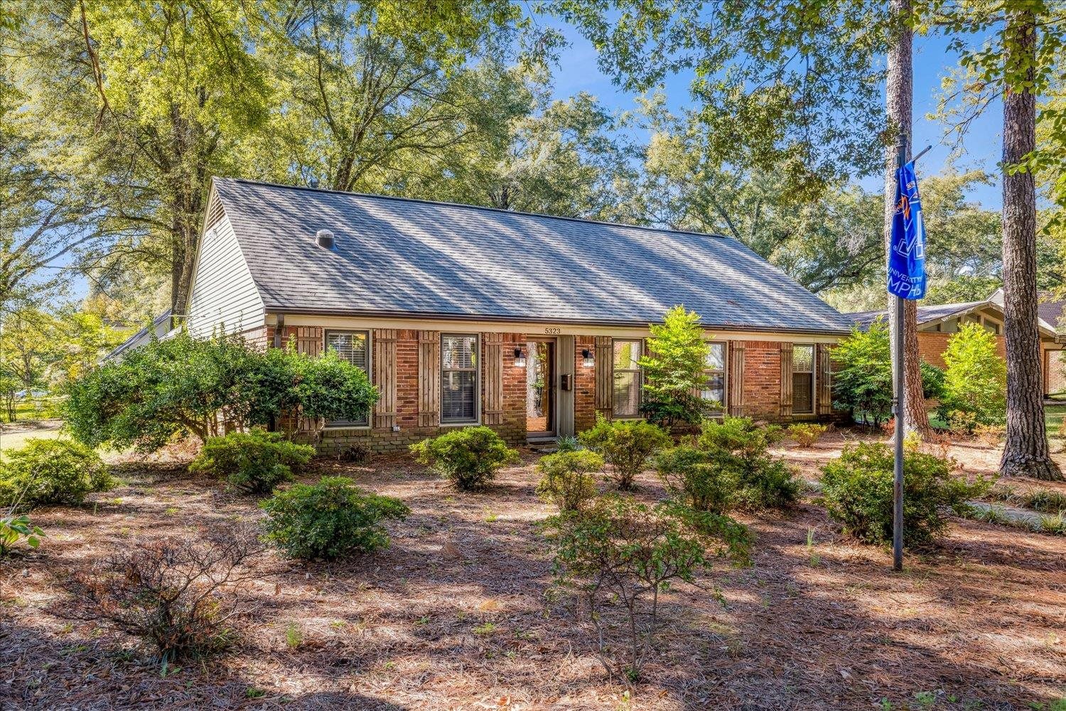 5323 Dee Road Memphis, TN 38117 - Photo 3 of 40 a view of a house with a garden