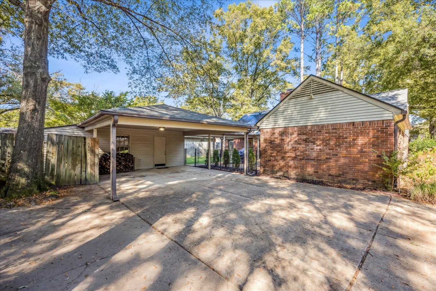 5323 Dee Road Memphis, TN 38117 - Photo 36 of 40 a front view of a house with a garden