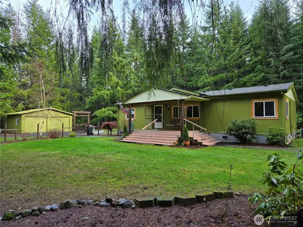 a view of a house with a yard