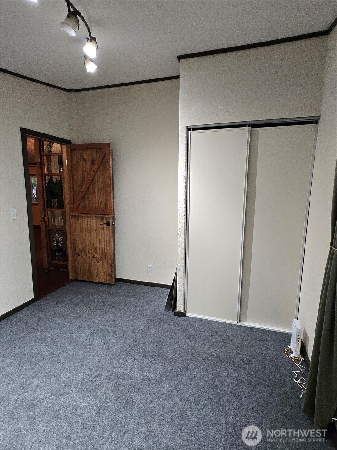 313 Minkler Road Winlock, WA 98596 - Photo 20 of 40 an empty room with closet and mirror