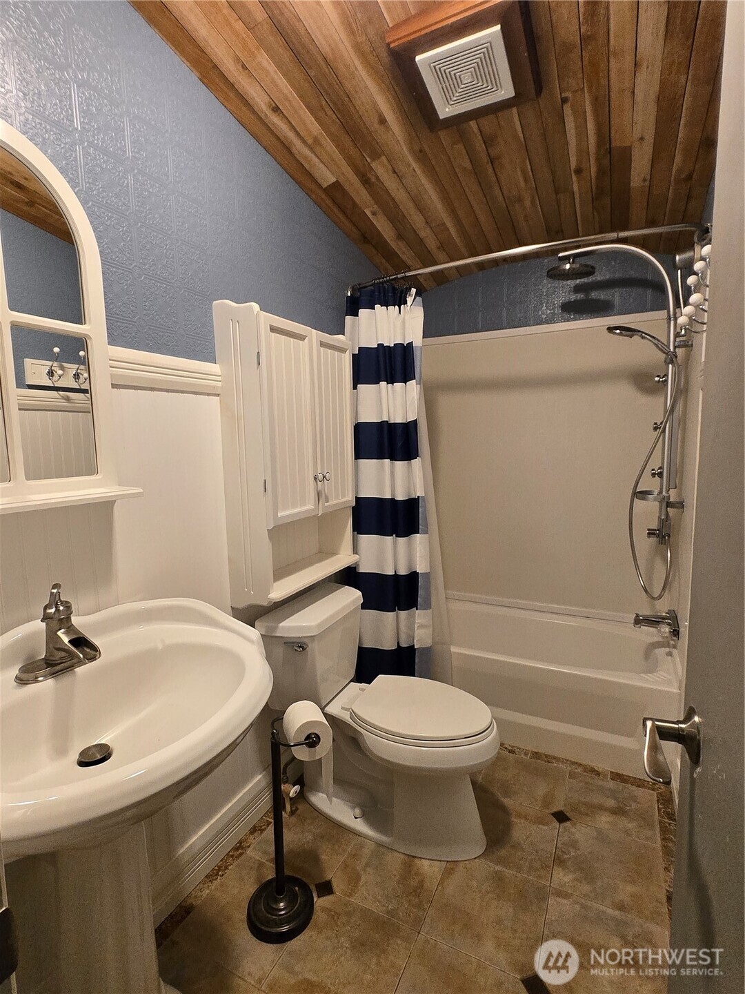 313 Minkler Road Winlock, WA 98596 - Photo 23 of 40 a bathroom with a sink toilet and shower