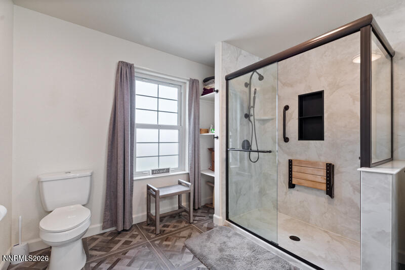 1060 Penelope Drive Fallon, NV 89406 - Photo 15 of 32 a bathroom with a toilet shower and a sink