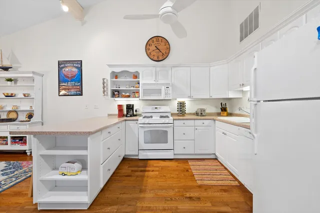 $650,000 | 521 Bristol Oak Court, Unit D, Fontana, WI 53125