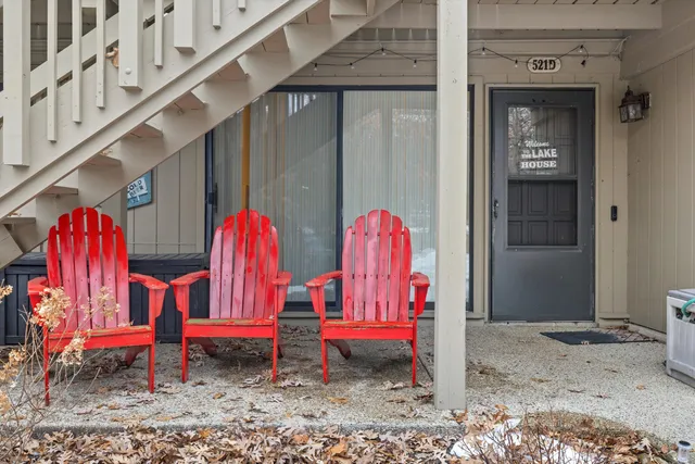 $650,000 | 521 Bristol Oak Court, Unit D, Fontana, WI 53125