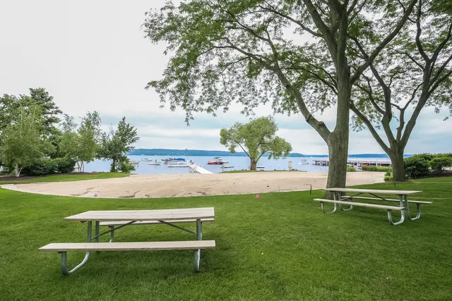 $650,000 | 521 Bristol Oak Court, Unit D, Fontana, WI 53125