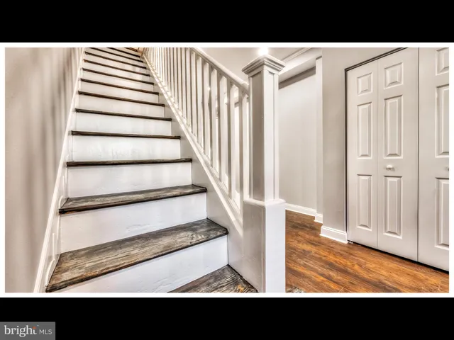 a black and white photo of a bathroom