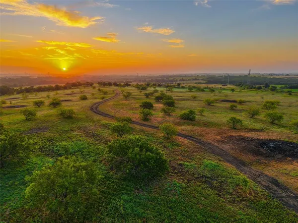 $999,900 | 524 County Road 453, Troy, TX 76579