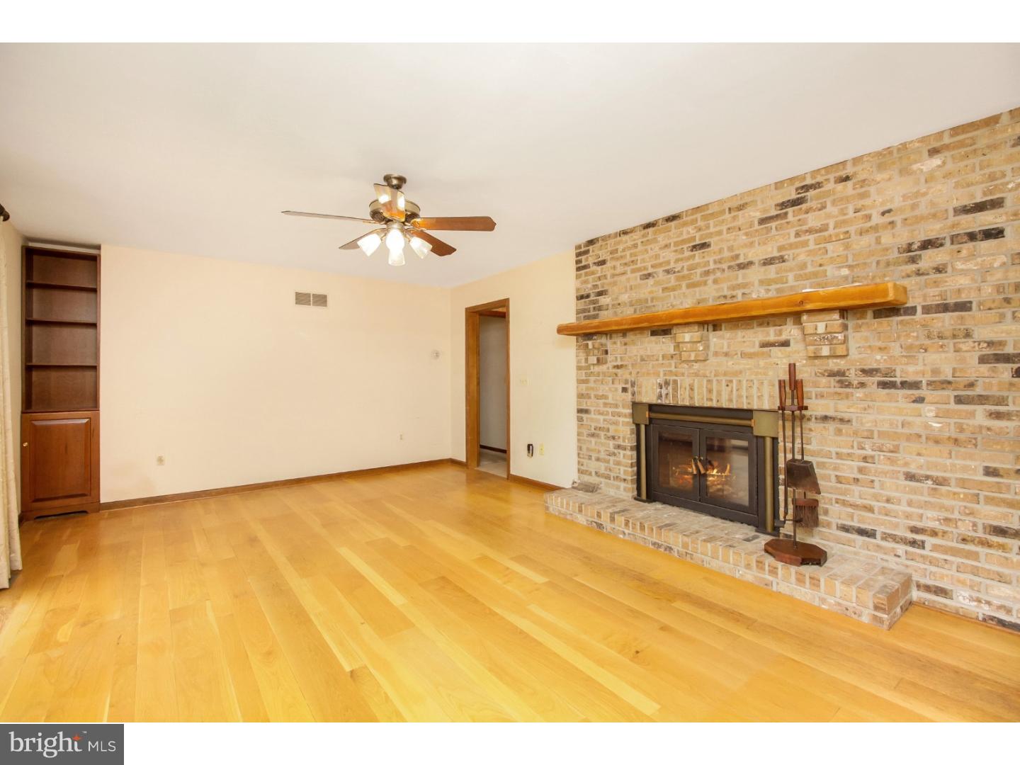 26872 Mt Pleasant Road Columbus, NJ 08022 - Photo 6 of 24 Family Room
