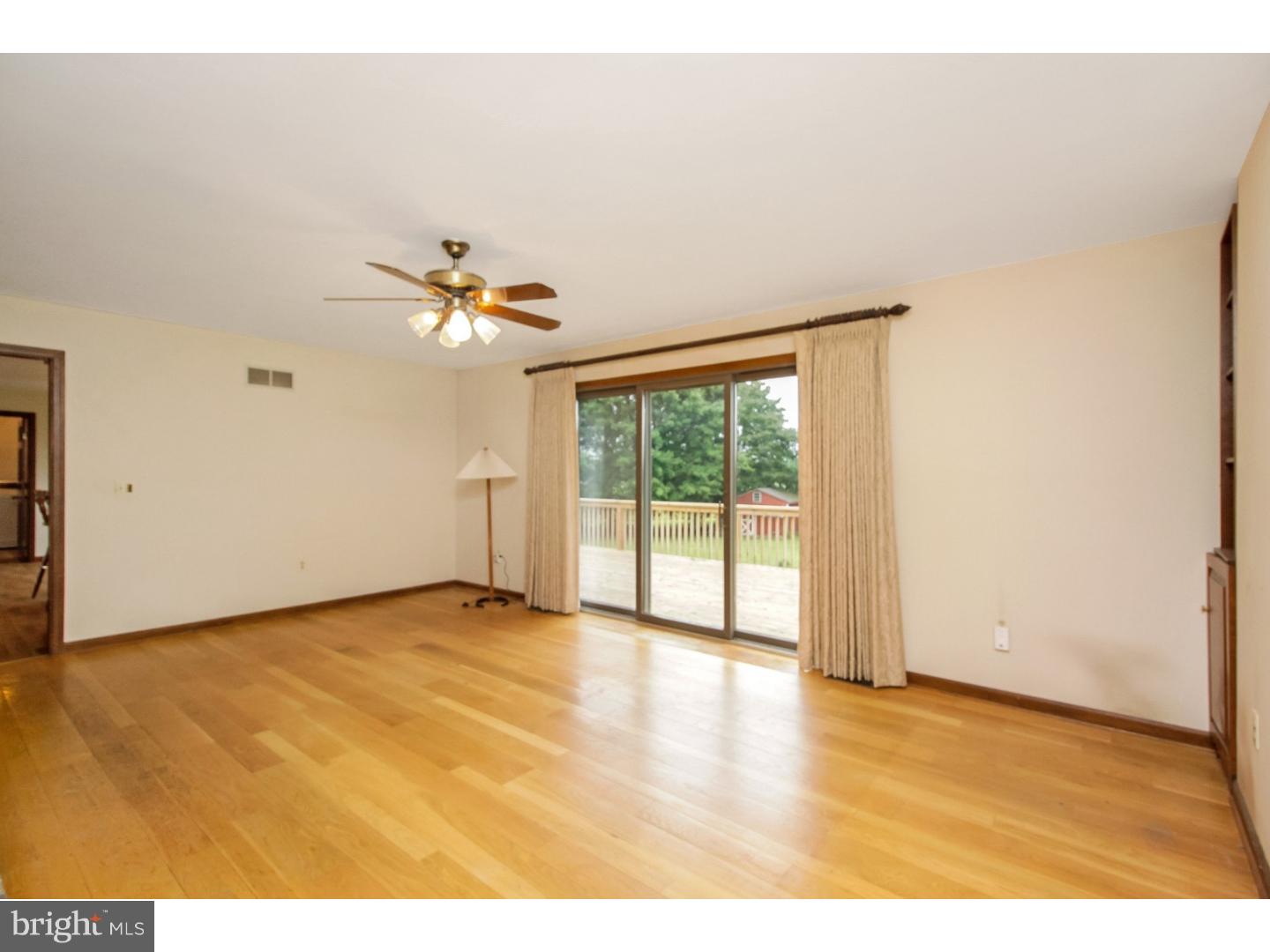 26872 Mt Pleasant Road Columbus, NJ 08022 - Photo 7 of 24 Family Room