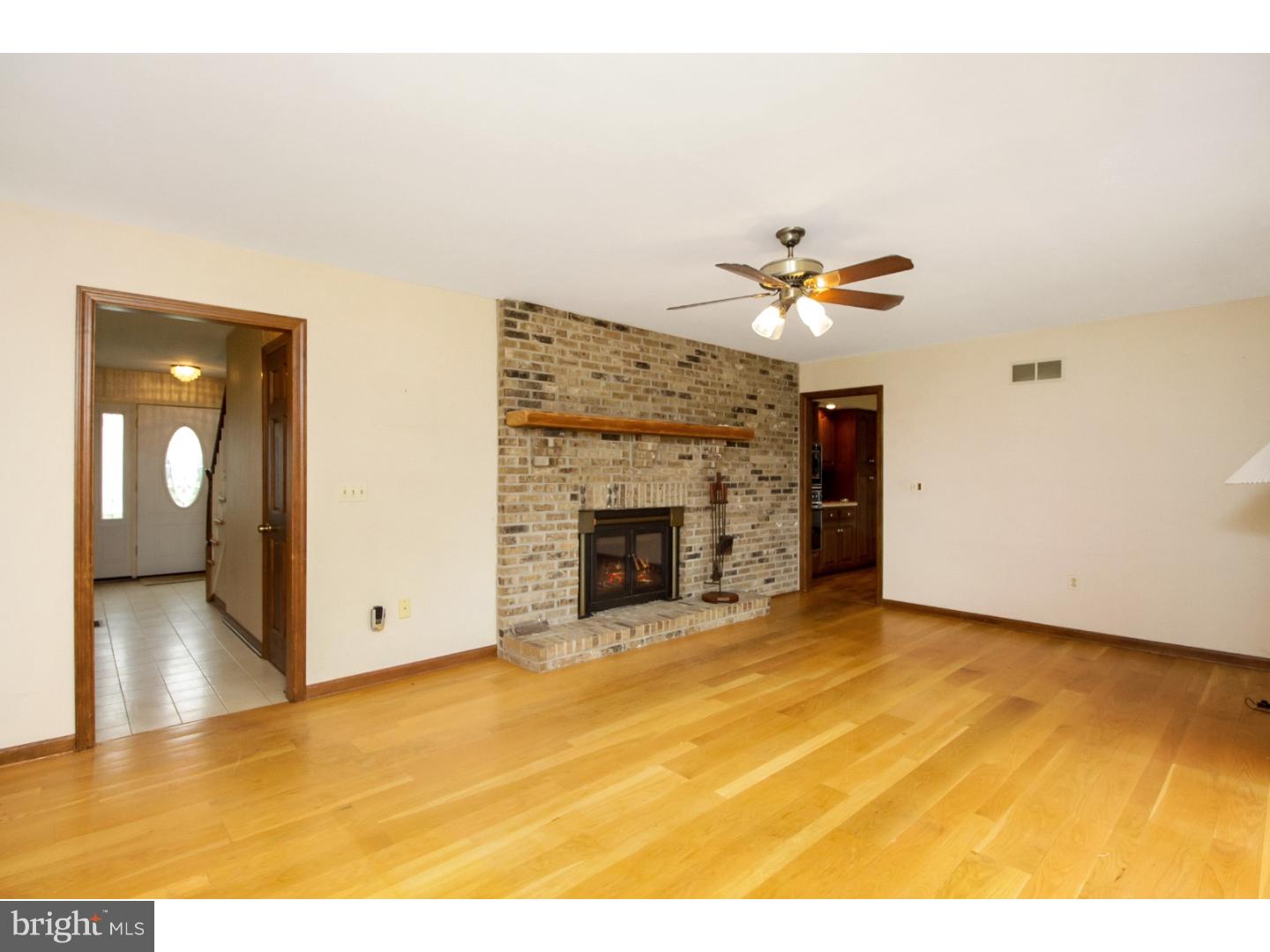 26872 Mt Pleasant Road Columbus, NJ 08022 - Photo 8 of 24 Living Room