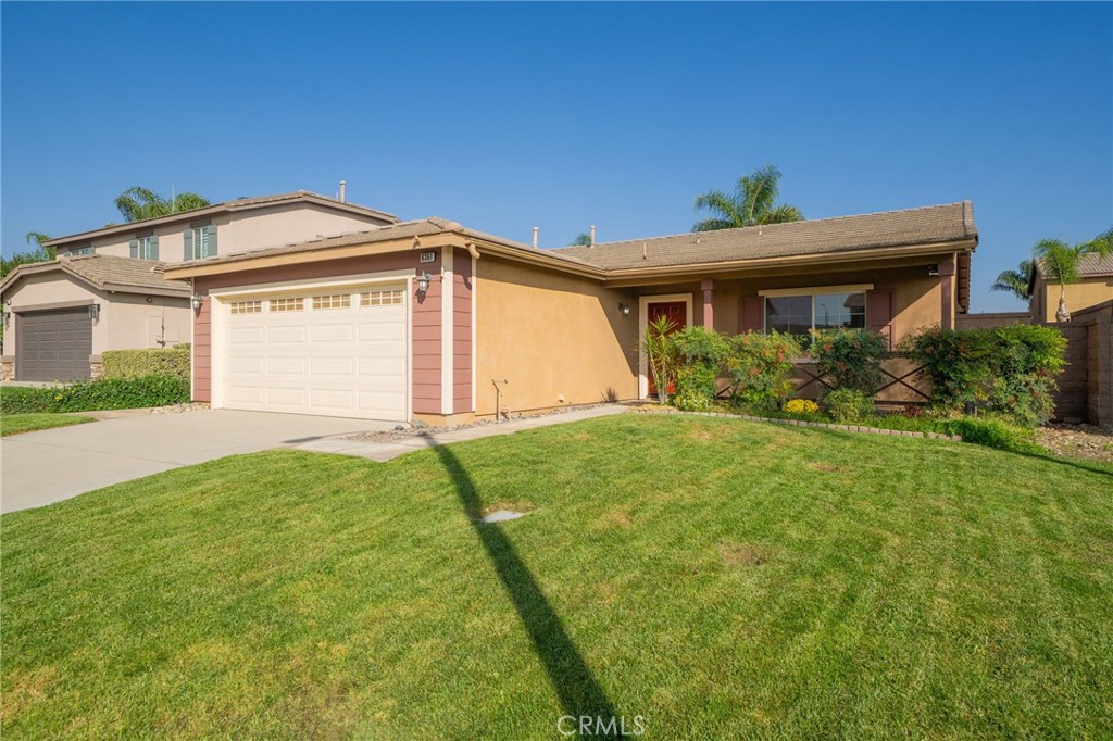 6361 Pintail Way Fontana, CA 92336 - Photo 2 of 32 a front view of a house with garden