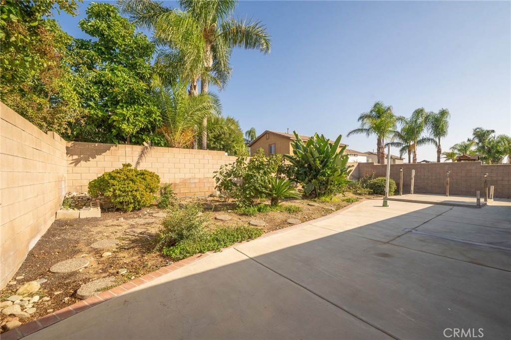6361 Pintail Way Fontana, CA 92336 - Photo 23 of 32 a view of a back yard of the house