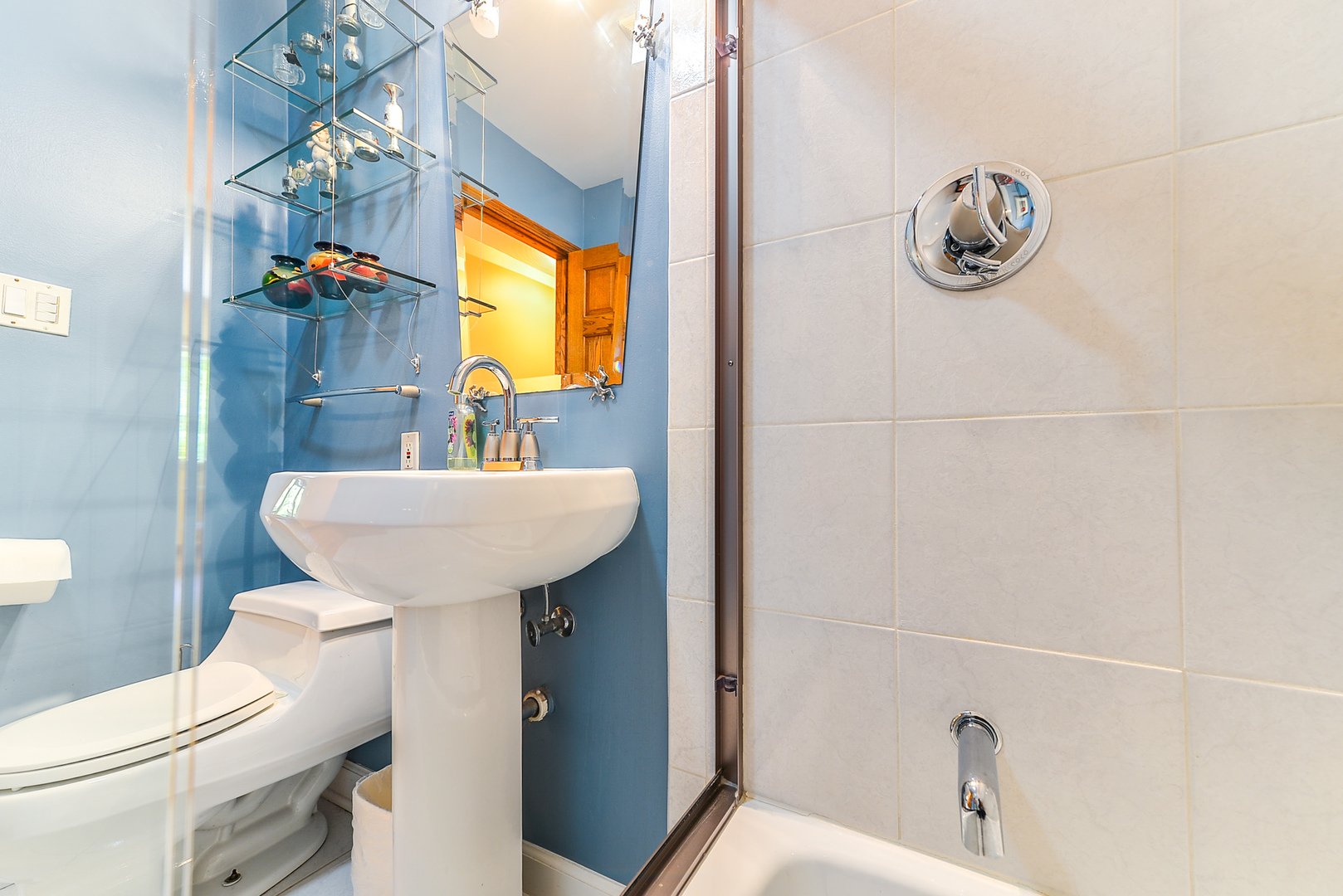 624 Riedy Road Lisle, IL 60532 - Photo 46 of 68 a bathroom with a sink a toilet and mirror