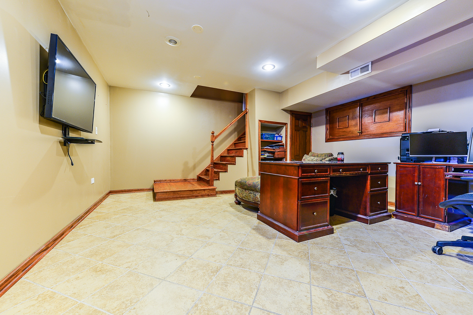 624 Riedy Road Lisle, IL 60532 - Photo 48 of 68 a view of a room with gym equipment