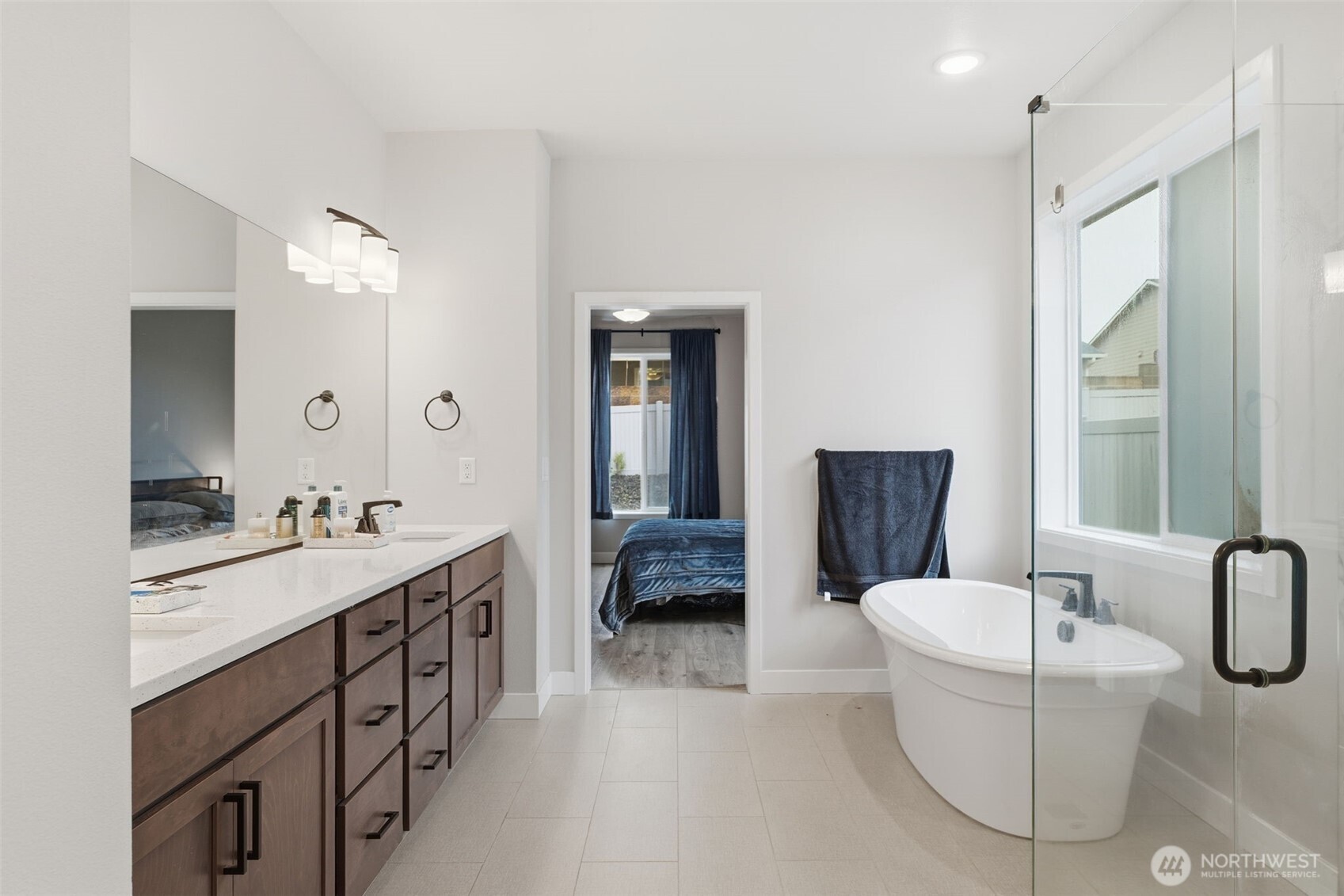 2572 Clark Ridge Drive Richland, WA 99352 - Photo 11 of 18 a bathroom with a tub sink and mirror