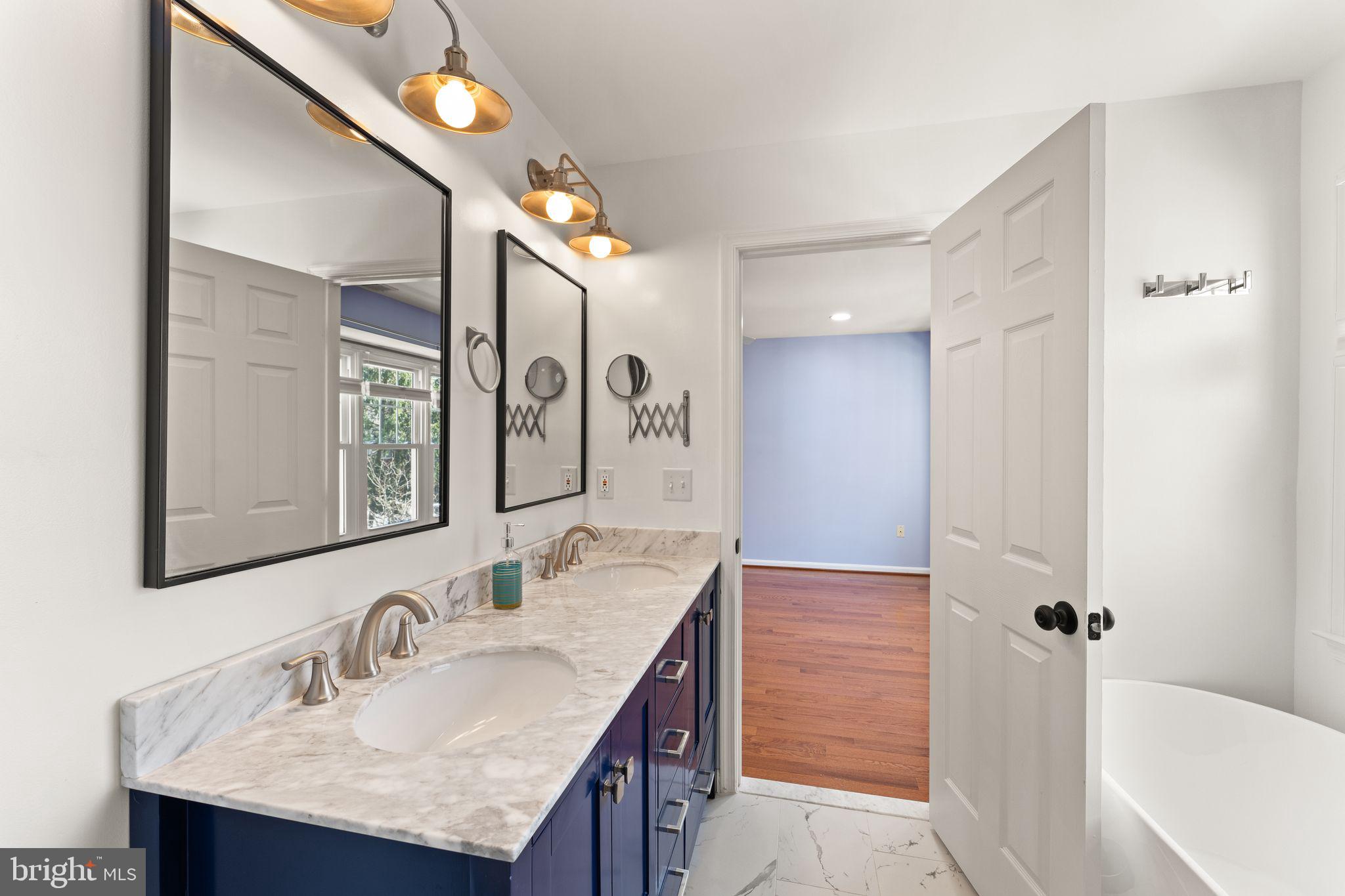 1227 Weatherstone Court Reston, VA 20194 - Photo 30 of 70 Primary Bathroom