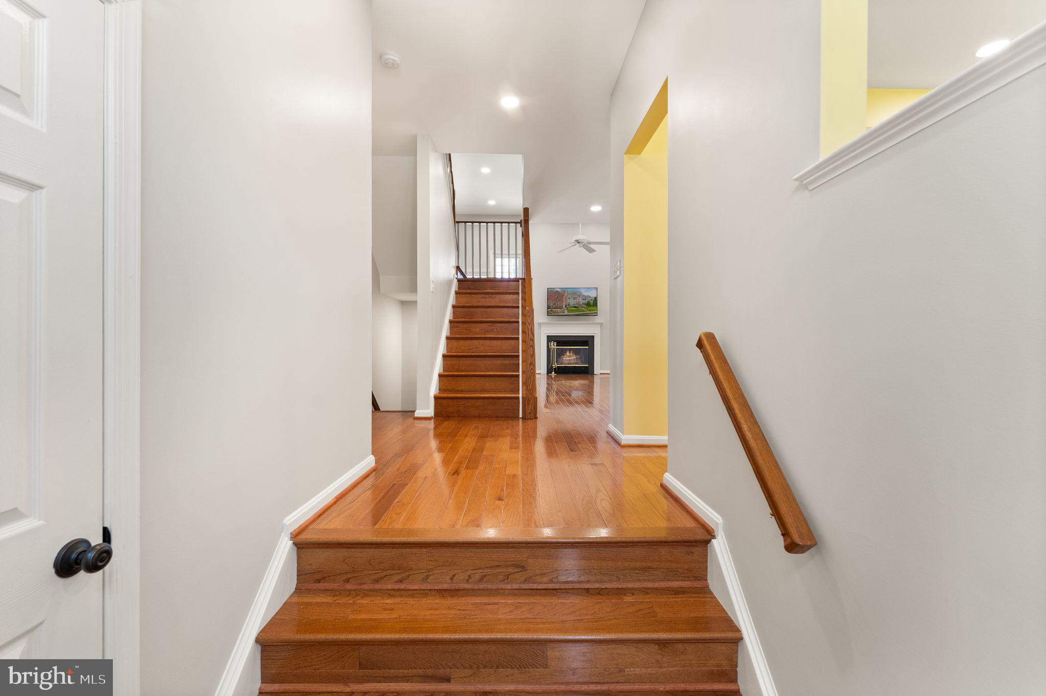 1227 Weatherstone Court Reston, VA 20194 - Photo 6 of 70 Foyer