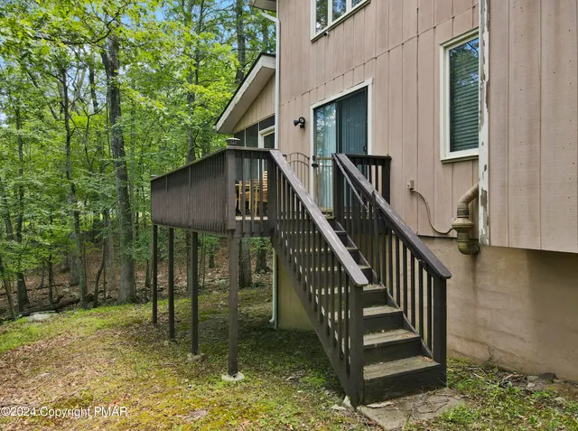 a view of entryway in front of house