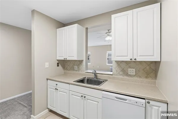$2,700 | 905 River Road, Unit 204, Edgewater, NJ 07020