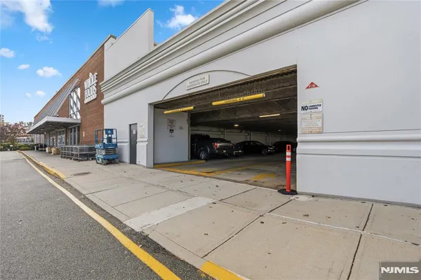 $2,700 | 905 River Road, Unit 204, Edgewater, NJ 07020