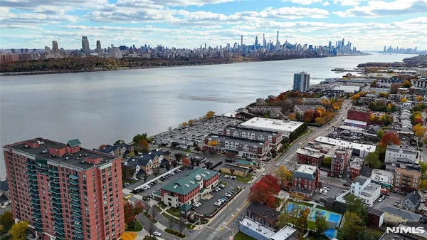 $2,700 | 905 River Road, Unit 204, Edgewater, NJ 07020