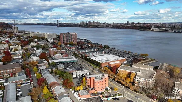 $2,700 | 905 River Road, Unit 204, Edgewater, NJ 07020