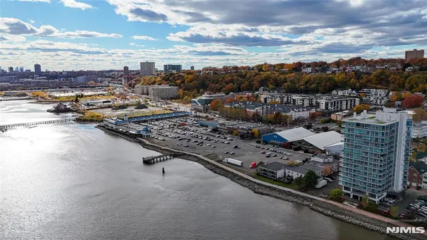 $2,700 | 905 River Road, Unit 204, Edgewater, NJ 07020