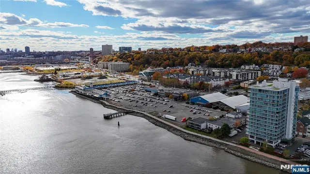 $2,700 | 905 River Road, Unit 204, Edgewater, NJ 07020