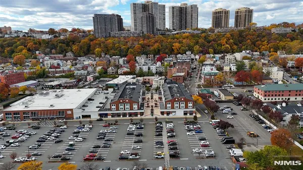 $2,700 | 905 River Road, Unit 204, Edgewater, NJ 07020