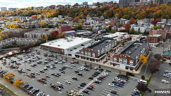 $2,700 | 905 River Road, Unit 204, Edgewater, NJ 07020