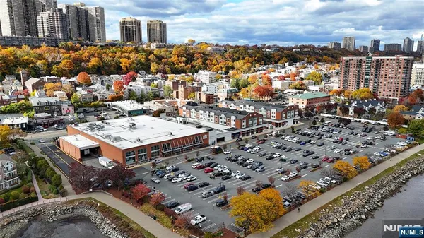 $2,700 | 905 River Road, Unit 204, Edgewater, NJ 07020