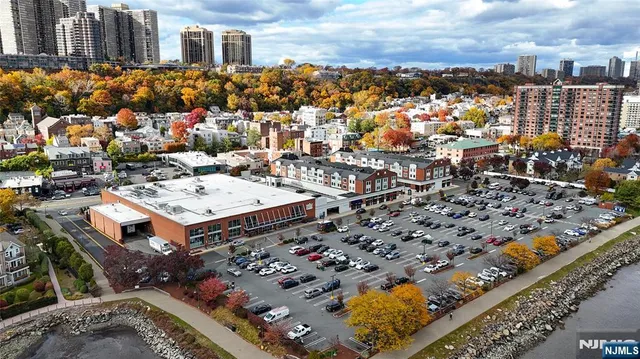 $2,700 | 905 River Road, Unit 204, Edgewater, NJ 07020