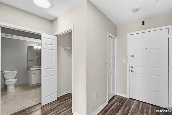 $2,700 | 905 River Road, Unit 204, Edgewater, NJ 07020