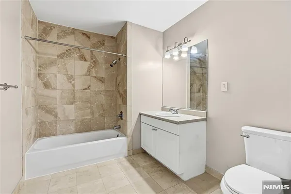 $2,700 | 905 River Road, Unit 204, Edgewater, NJ 07020